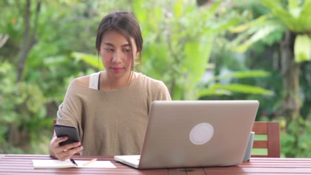 Mujer Asiática Independiente Que Trabaja Casa Mujer Negocios Que Trabaja — Vídeo de stock