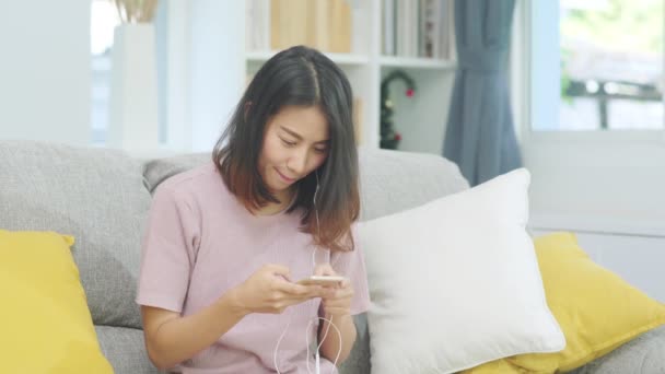 Aziatische Vrouw Luisteren Muziek Met Behulp Van Een Smartphone Vrouw — Stockvideo