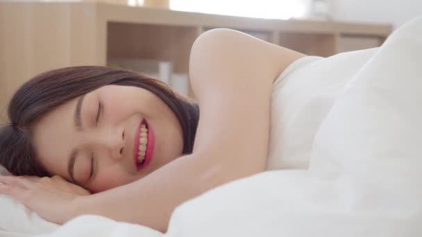 Mujer Asiática Sonriendo Acostada Cama Dormitorio Hermosa Hembra Japonesa Usando — Vídeo de stock