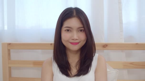 Adolescente Mujer Asiática Sentirse Feliz Sonriendo Mirando Cámara Mientras Relaja — Vídeos de Stock