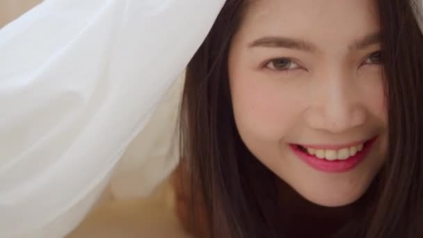 Mulher Asiática Sorrindo Engraçado Feliz Deitado Cama Quarto Bela Mulher — Vídeo de Stock