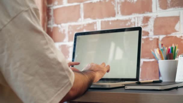 Freischaffender Hipster Moderner Asiatischer Männerdesigner Der Hause Mit Laptop Wohnzimmer — Stockvideo