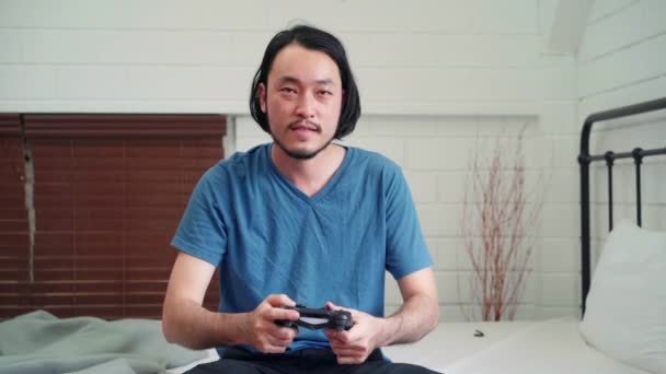 Asiatischer Mann Mit Steuerknüppel Der Videospiele Fernsehen Schlafzimmer Spielt Männlicher — Stockvideo