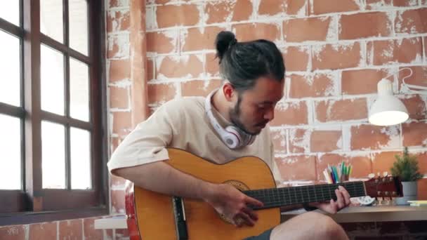 Umělci Produkující Hudbu Svém Domácím Zvukovém Studiu Asiat Hrající Kytaru — Stock video