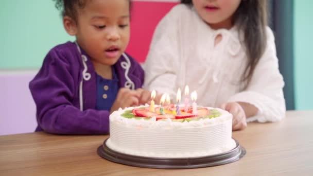 Cámara Lenta Los Niños Celebran Fiesta Cumpleaños Aula Las Jóvenes — Vídeos de Stock