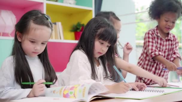 Group Children Drawing Classroom Multi Ethnic Young Boys Girls Happy — Stock Video