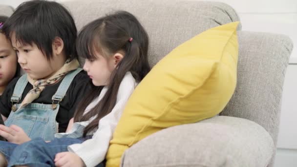 Grupo Niños Que Usan Tabletas Aula Niños Niñas Multiétnicos Felices — Vídeos de Stock