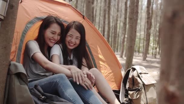 Lgbt Mulheres Lésbicas Casal Acampar Piquenique Juntos Floresta Adolescente Desfrutar — Vídeo de Stock