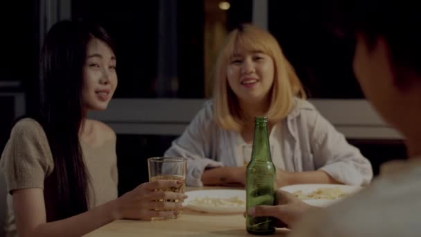 Grupa Młodych Azjatyckich Przyjaciół Opiekania Piwa Śmiechu Przekąskami Butelkami Pić — Wideo stockowe