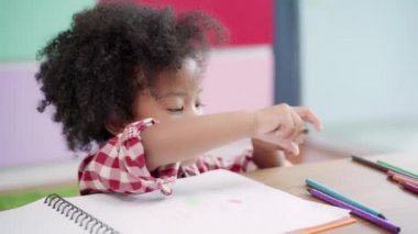 Afrikalı çocuklar çizim ve sınıfta ev ödevi yapmak, genç kız mutlu komik çalışma ve ilkokulda kağıt üzerinde boyama oynamak. Okul konseptinde çocuk çizimi ve boyama.