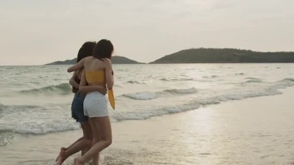 Grupo Mujeres Jóvenes Asiáticas Caminando Playa Amigos Felices Relajarse Divirtiéndose — Vídeo de stock