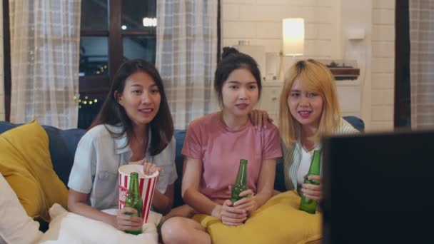 Gruppe Asiatischer Frauen Feiern Hause Frauen Trinken Bier Und Gucken — Stockvideo