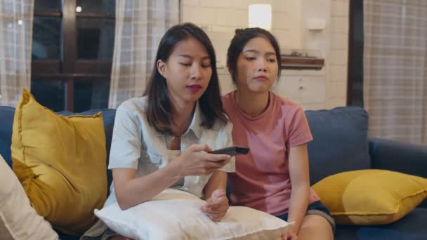 Lesbianas Lgbt Mujeres Pareja Viendo Televisión Casa Asiática Mujer Amante — Vídeo de stock