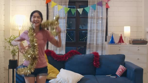 自宅で若いアジアの女性パーティー 夜のリビングルームで面白い瞬間を持つ歌とリスニング音楽を踊るアジアの女性 ティーンエイジャーの若い女の子は 休日の概念を祝うゲームをプレイ スローモーション — ストック動画