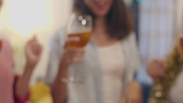 Groep Aziatische Vrouwen Partij Thuis Vrouwelijke Drinken Cocktail Dansen Zingen — Stockvideo