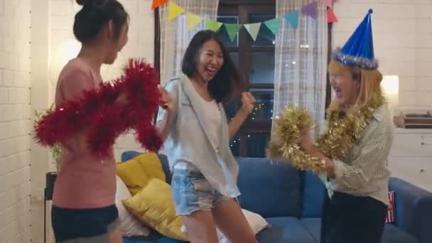 Group Asian Women Party Home Female Dancing Singing Listening Music — Stock Video