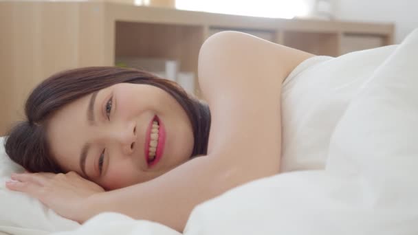 Ασιάτης Ισσα Γυναίκα Χαμογελά Ξαπλωμένη Στο Κρεβάτι Στο Υπνοδωμάτιο Όμορφη — Αρχείο Βίντεο