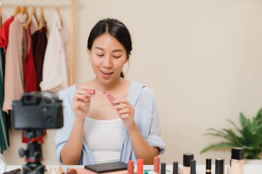 Güzellik blogger video kayıt için kamera önünde oturan güzellik kozmetik mevcut. Güzel Asyalı kadın kullanım kozmetik inceleme yapmak kadar öğretici yayını canlı Internet tarafından sosyal ağ video.