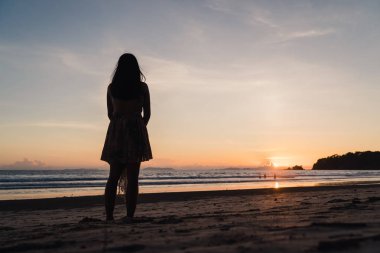 Plaj yakınında günbatımı izlerken Genç Asyalı kadın, güzel kadın Happy Relax akşam gün batımı zaman zevk. Plaj konsepti üzerinde Lifestyle kadın seyahat.