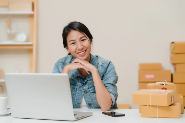 Üzletasszony, boldogok, és mosolyogva néz a kamera, miközben dolgozik az irodájában otthon. Gyönyörű ázsiai fiatal vállalkozó tulajdonosa a KKV-k, kis üzlet tulajdonosa, otthoni iroda koncepció:. — Stock Fotó