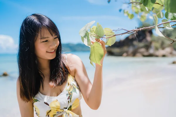 Bella giovane donna asiatica felice relax passeggiando sulla spiaggia vicino al mare. Stile di vita le donne viaggiano sul concetto di spiaggia . — Foto Stock