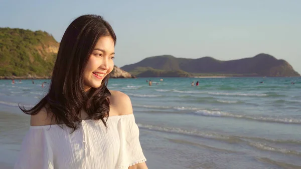 Junge asiatische Frau am Strand. schöne weibliche glücklich entspannen Spaziergänge am Strand in der Nähe des Meeres bei Sonnenuntergang am Abend. Lifestyle-Frauen reisen am Strand. — Stockfoto