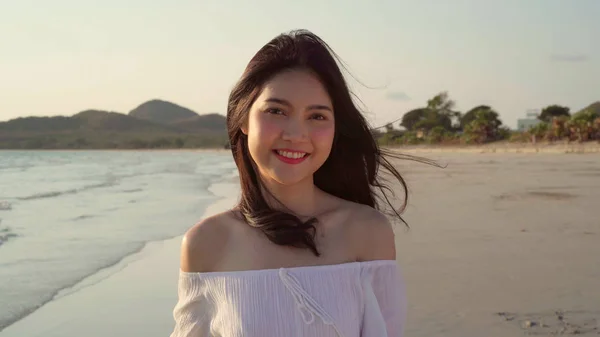 Giovane donna asiatica a piedi sulla spiaggia. Bella femmina felice relax passeggiando sulla spiaggia vicino al mare quando il tramonto di sera. Stile di vita le donne viaggiano sul concetto di spiaggia . — Foto Stock