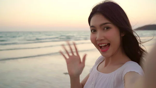 Blogger asiatische Frau aufnehmen Vlog-Video am Strand, junge schöne Frau glücklich mit Handy machen Vlog-Video am Strand in der Nähe des Meeres, wenn der Sonnenuntergang am Abend. Lifestyle-Frauen reisen am Strand. — Stockfoto