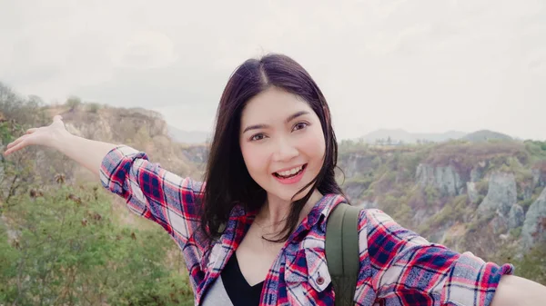 Blogger asiatiska Backpacker kvinna rekord vlog video på toppen av berget, unga kvinnliga Happy använda mobiltelefon gör vlog video njuta av semester på vandring äventyr. Livsstil kvinnor resa och slappna koncept. — Stockfoto