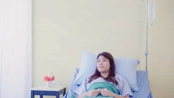 Vakker asiatisk pasient syk og sover mens hun ligger på pasientens seng på sykehuset. Legemiddel- og helsebegrepet . – stockfoto