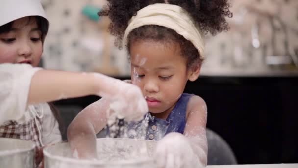 슬로우 교실에서 케이크를 아이들의 소년과 소녀는 학교에서 부엌에서 디저트 요리를 — 비디오