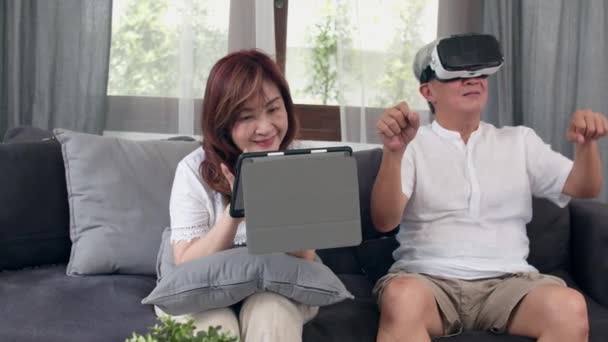 Ein Asiatisches Älteres Paar Spielt Mit Tablet Und Virtual Reality — Stockvideo