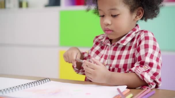慢动作 非洲孩子在教室里画画和做作业 小女孩快乐搞笑学习 在小学在纸上玩绘画 儿童绘画在学校的概念 — 图库视频影像
