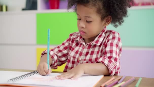Afrikanische Kinder Zeichnen Und Machen Hausaufgaben Klassenzimmer Junge Mädchen Freuen — Stockvideo