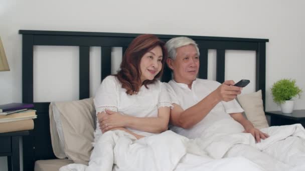 Couple Âgé Asiatique Regardant Télévision Dans Chambre Coucher Maison Couple — Video