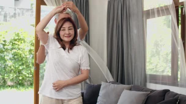 Aziatische Oudere Paar Dansen Samen Terwijl Thuis Naar Muziek Luisteren — Stockvideo