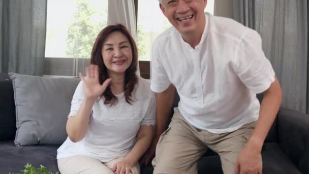 Pareja Ancianos Asiáticos Usando Videoconferencia Teléfonos Inteligentes Con Nieto Mientras — Vídeo de stock