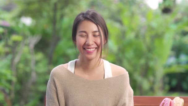 Mujer Asiática Sintiéndose Feliz Sonriendo Mirando Cámara Mientras Relaja Mesa — Vídeo de stock