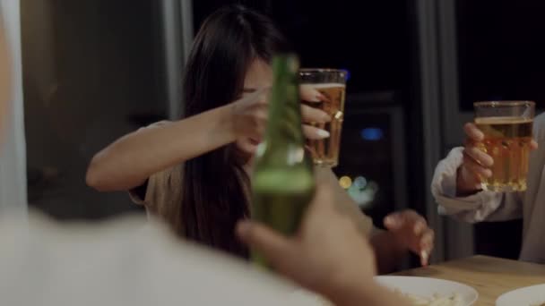 一群年轻的亚洲朋友在家里烤啤酒 用零食和饮料瓶大笑 快乐的青少年朋友在夏日晚会上听音乐 — 图库视频影像