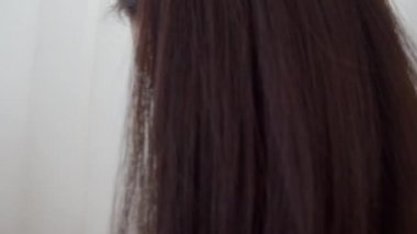 Asyalı kadın oturma odasını temizliyor, güzel japon kadın evde rafta tüy duster temizleme tozu kullanarak. Yaşam tarzı kadınlar ev konsepti temizlik zaman kullanarak. Yavaş çekim çekimi.