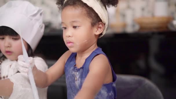 Zeitlupe Eine Gruppe Von Kindern Backt Gemeinsam Kuchen Klassenzimmer Multiethnische — Stockvideo