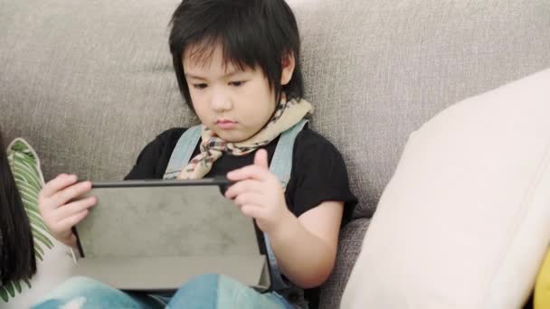 Groupe Enfants Utilisant Une Tablette Classe Jeunes Garçons Filles Multi — Video