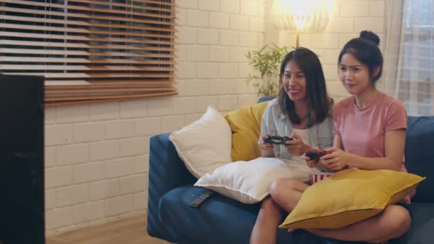 Lesbianas Lgbt Mujeres Pareja Jugar Juegos Casa Asiática Hembra Usando — Vídeo de stock