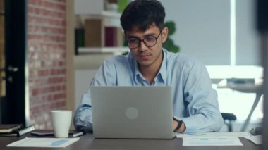 Asya yaratıcı mutlu kol dizüstü çalışırken kaldırdı. Genç profesyonel iş erkek duygu mutlu yeni bir fikir, iş durumu, Loft ofisinde başlangıç düşünme, başarı sonucu gördüm. Yavaş çekim.