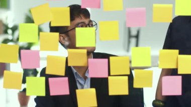 Asya yaratıcı erkek atölye ve beyin fırtınası ayna kurulu önünde Grup. Genç profesyonel iş ekibi çalışma strateji oluşturmak, iş durumu, Loft ofis kavramı başlangıç. Yavaş çekim.