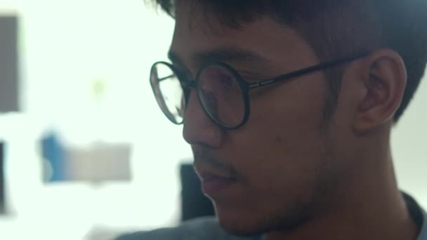 Asian Creative Man Ritning Arbetsplan Papper Ombord Unga Professionella Affärsmän — Stockvideo