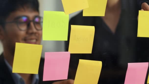 Groep Van Aziatische Creatieve Mannen Workshop Brainstorm Voor Spiegel Bord — Stockvideo