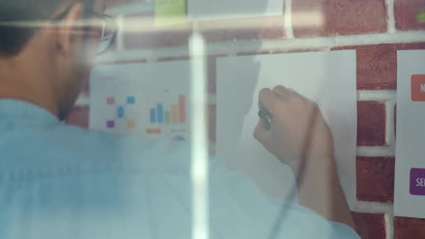 Asiatique homme créatif dessin plan de travail sur carton. Jeune homme d'affaires professionnel penser et écrire des informations rappel sur papier sur la brique, situation de l'entreprise, démarrage dans le concept de bureau Loft .