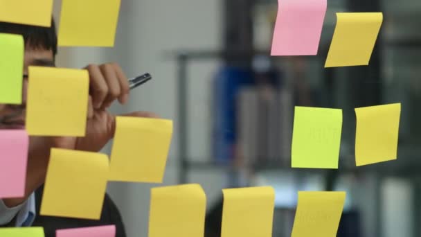 Hombre Creativo Asiático Pegue Una Nota Adhesiva Tablero Cristal Joven — Vídeos de Stock