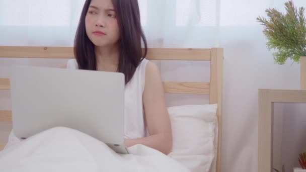 Молодий Бізнес Позаштатний Азіатська Жінка Працює Ноутбуці Перевірки Соціальних Медіа — стокове відео
